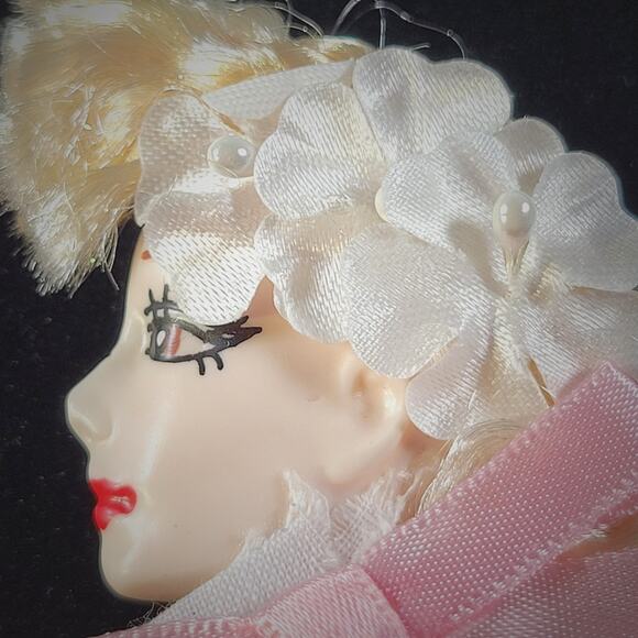 Glamour Lady Head Brooch Face With White Lace and Pink Ribbon 1980's Gift Box - Picture 5 of 9